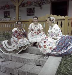 Folklór - Kalocsai hímzőasszonyok