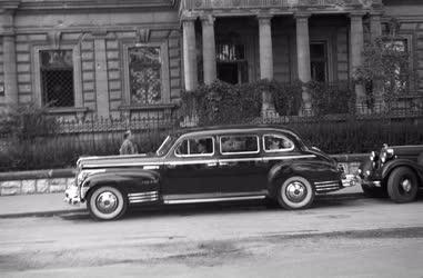 Diplomácia - Nagy Ferenc miniszterelnök kipróbálja az ajándék autót