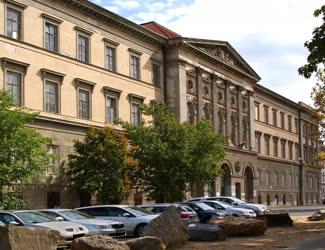 Budapest -  Múzeum - A Ludovika épülete