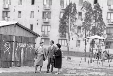 Városkép - Lebontásra ítélt garázsok a lakótelepi házak mellett