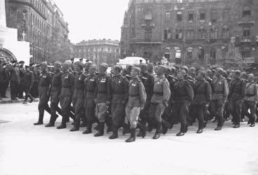 Május 1. - Szovjet hősi emlékmű avatása a Szabadság téren