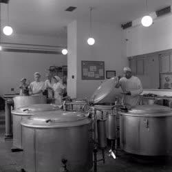Vendéglátás - Ipar - A Ganz Árammérő Gyár konyhája