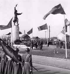 Ünnep - Osztapenko kapitány szobrának koszorúzása