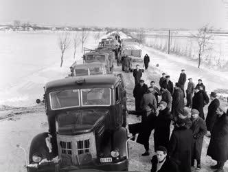 Közlekedés - Havazás - Elakadt autók a 70-es úton