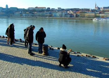 Idegenforgalom - Budapest - Külföldi turisták a holokauszt emlékműnél
