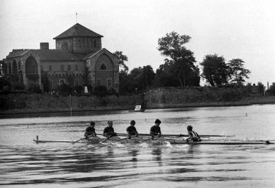 Sport - Női nemzetek közötti evezős regatta  a Tatai tavon