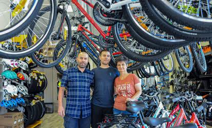 Családi vállalkozás - Debrecen - Kerékpárbolt és -szerviz