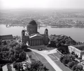 Városkép - Az Esztergomi Bazilika a Dunával légi felvételen