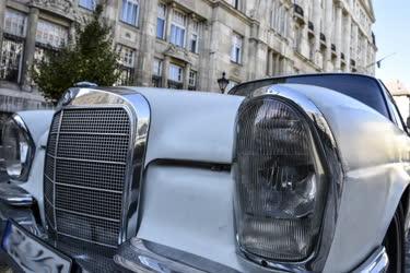Közlekedés - Mercedes-Benz 280SE Coupe a budapesti utcán