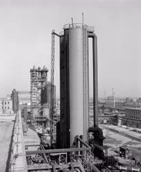 Ipar - Beruházás - Benzolüzem épül Sztálinvárosban