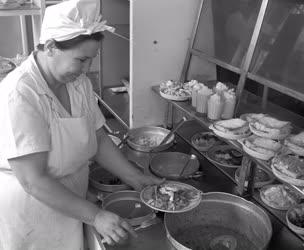 Ipar - Életkép - Önkiszolgáló étkeztetés egy csepeli gyárban