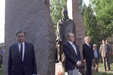 Demonstráció - Díszőrség Raoul Wallenberg szobránál