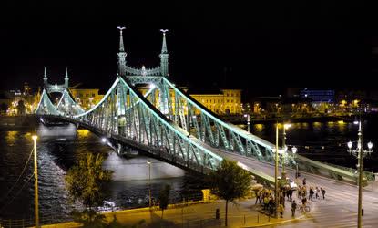 Városkép - Budapest - A Szabadság híd esti kivilágításban