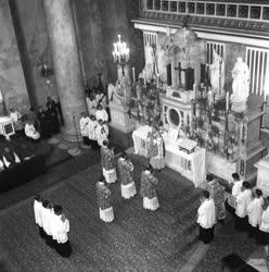 Vallás - Ünnepi mise az esztergomi bazilikában