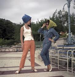 Divat - Az 1965-ös nyár kempingruha bemutatója