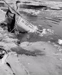 Időjárás - Jeges árban elsüllyedt csónak a Rába folyóban