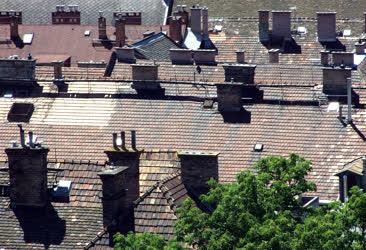 Városkép - Budapest - Régi kémények első kerületi lakóházakon