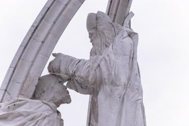 Köztéri szobor - Esztergom - Szent István megkoronázása