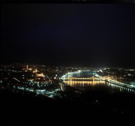 Városkép - Budapesti panoráma esti fényben