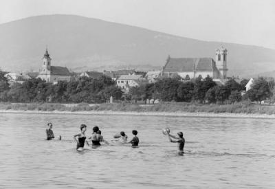 Szabadidő - Fürdőzők a szentendrei szigetnél