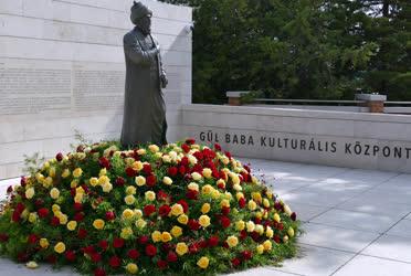 Emlékhely - Budapest - Gül Baba szobra a Türbe téren