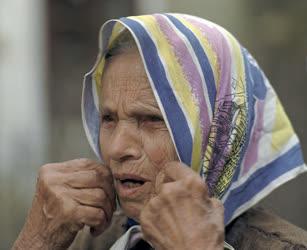 Életkép - Fejkendős nő Tihanyban