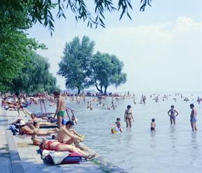 Életkép - Szabadidő - Strandolók Csopakon