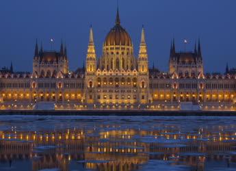 Időjárás - Zajlik a Duna a Parlamentnél