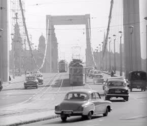 Városkép-életkép - Forgalom az Erzsébet hídon