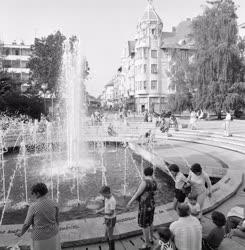 Városkép-életkép - Zenélő szökőkút a szegedi Dugonics téren
