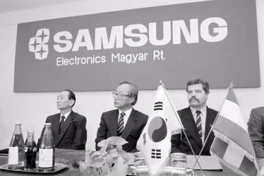 Ipar - Elektronikai ipar - Orion-Samsung üzemet avattak
