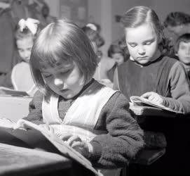Oktatás - Olvasni tanulnak a Marcibányi téri iskolában