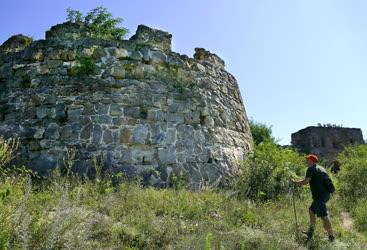 Turizmus - Pilisborosjenő - Látogatók az „egri várnál˝