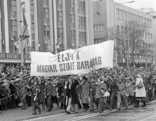 Belpolitika - Évforduló - Felvonulás az április 4-ei ünnepen