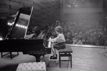 Zene - Bizják Dóra zongorázik az orosz-szovjet zenei héten
