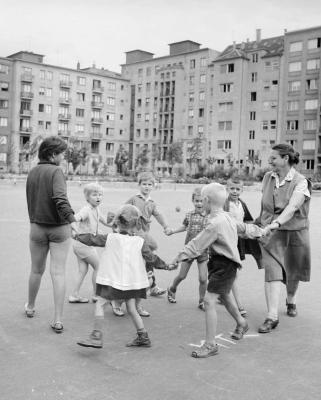 Életkép - Nyugdíjasok vigyáznak a gyerekekre a lágymányosi lakótelepen