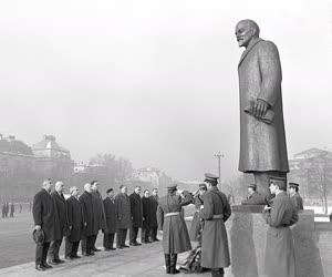 Külkapcsolat - Koszorúzás a Lenin emlékműnél