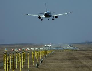 Közlekedés - Repülőgép száll le a Liszt Ferenc Repülőtéren