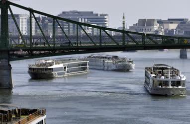 Idegenforgalom - Turistákat szállító külföldi hotelhajók újra a Duna folyón Budapestnél