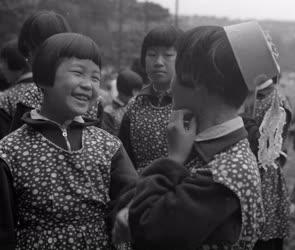 Szabadidő - A Pak Den Aj koreai gyermekotthon lakói gyermeknapon