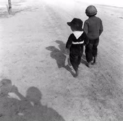 Szabadidő - Gyerekek sétálnak egy földúton