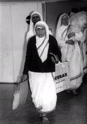 Külpolitika - Kalkuttai Teréz anya a Ferihegyi repülőtéren
