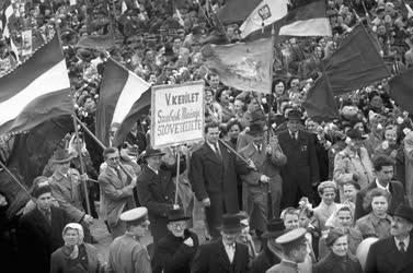 Életmód - Ünnep - Május elsejei felvonulás 1956-ban