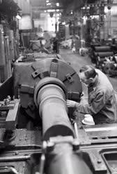 Ipar - Életkép - Guba Jenő 30 éve dolgozik a Láng Gépgyárban