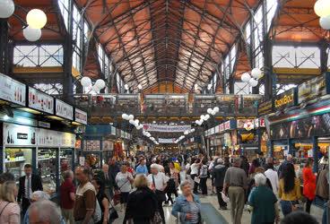 Idegenforgalom - Budapest - Külföldi turisták a Vásárcsarnokban