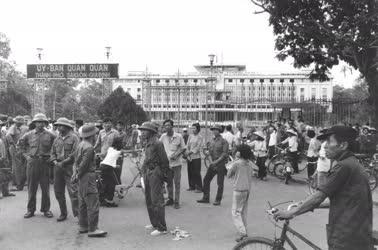 Vietnami képek - Saigon - Járókelők az elnöki palotánál