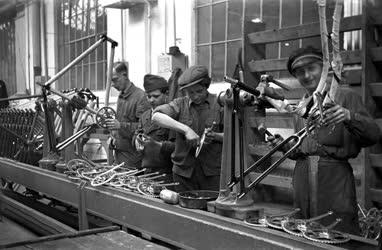 Ipar - Járműgyártás - Dolgozók a Csepeli kerékpárgyárban