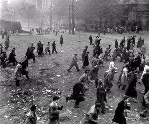 Belpolitika - '56-os forradalom - Kossuth téri sortűz
