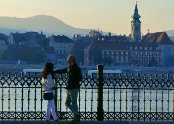Városkép - Budapest - Fiatalok a késő őszi Duna-parton