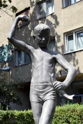 Városkép - Budapest - Horgászó fiú szobor